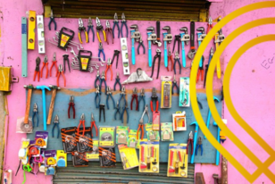 Wand mit Werkzeugen, PfD-Logo